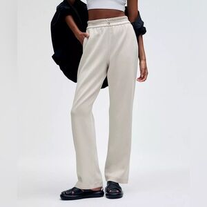 Lululemon
Softstreme High-Rise
Pant (31") - Bone